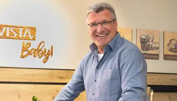 Möbelhaus Berater mit zufriedenem Gesichtsausdruck